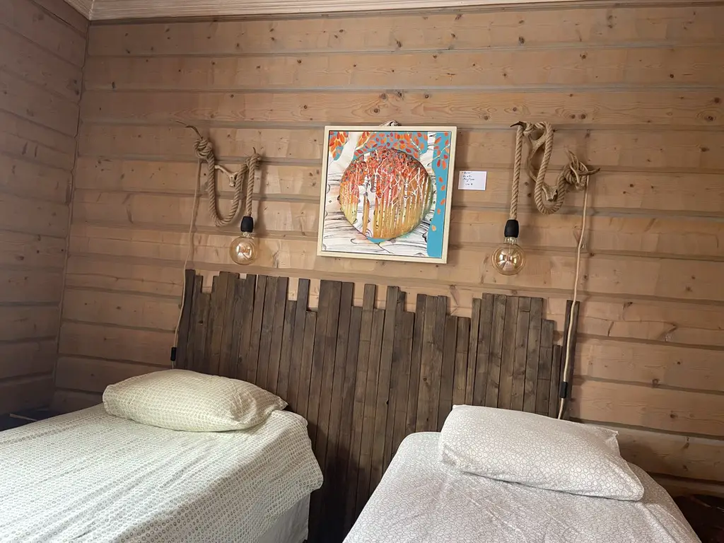 chambre avec 2 lits simple dans chalet du camp à Mellanström