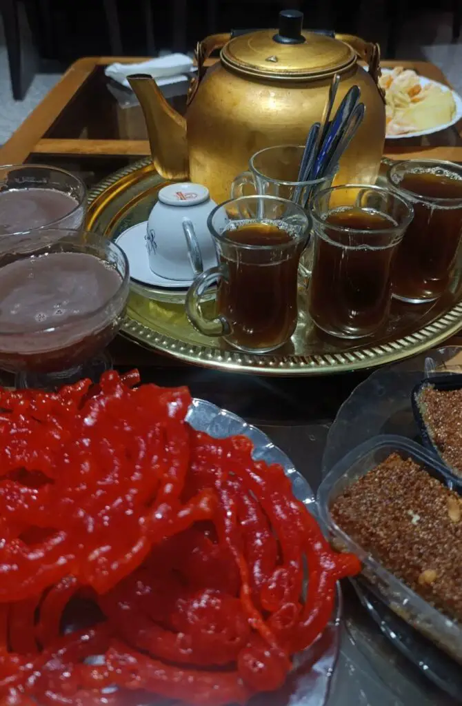 Thé à la menthe algérien, boisson traditionnelle parfumée