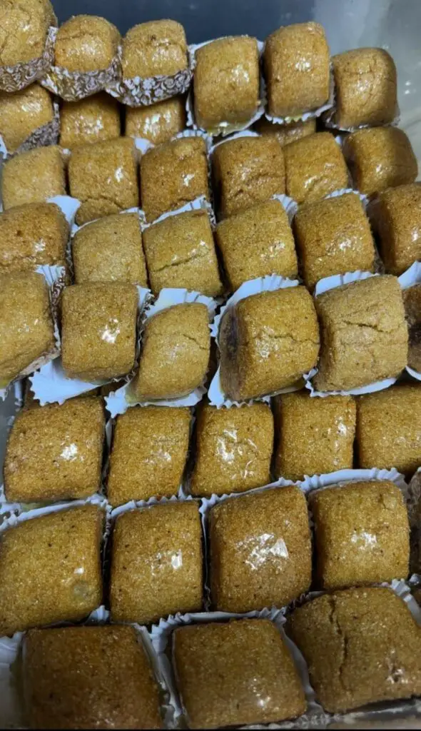 Maqrout gâteau algérien classique aux saveurs de semoule et dattes