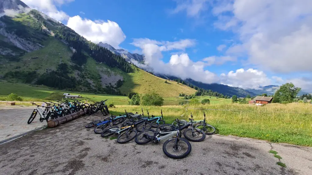 Où louer un VTT électrique pour explorer Annecy et le massif des Aravis ?