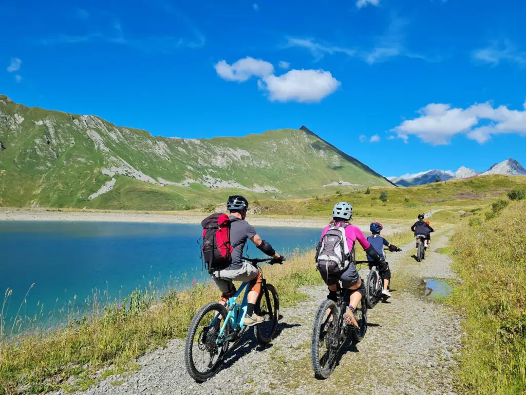Pourquoi découvrir Annecy et les Aravis en VTT électrique ?