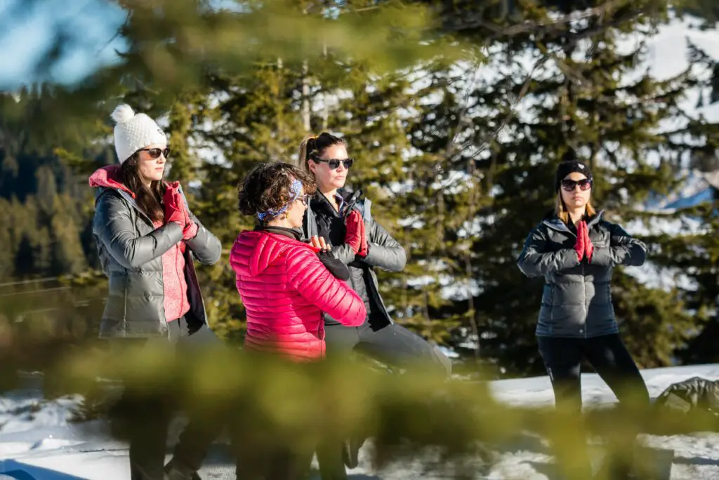 Helene professeure de yoga Snowga aux Saisies @guillaumeborgaphotographie
