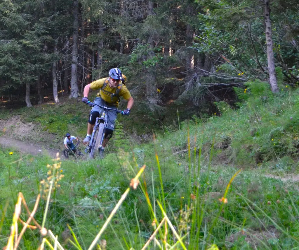 Sortie randonnée VTT électrique guidée avec moniteur pour progresser en montagne