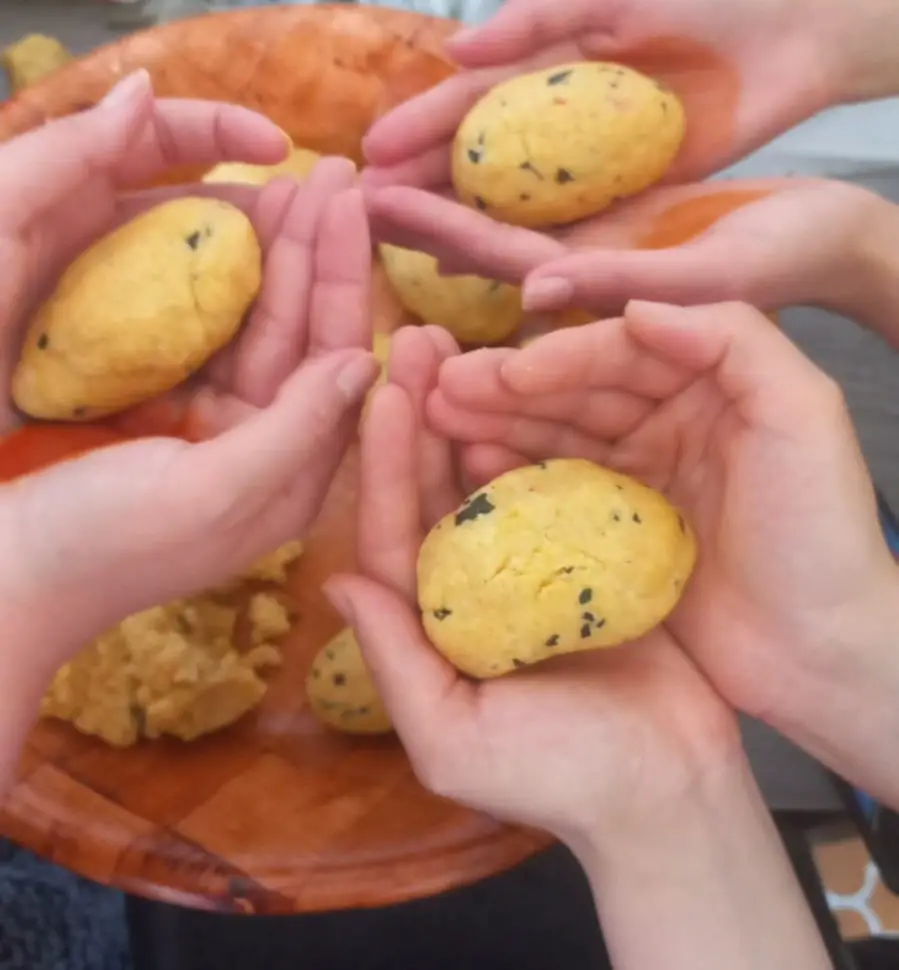 Tikourbabine boulettes de semoule spécialité culinaire algérienne