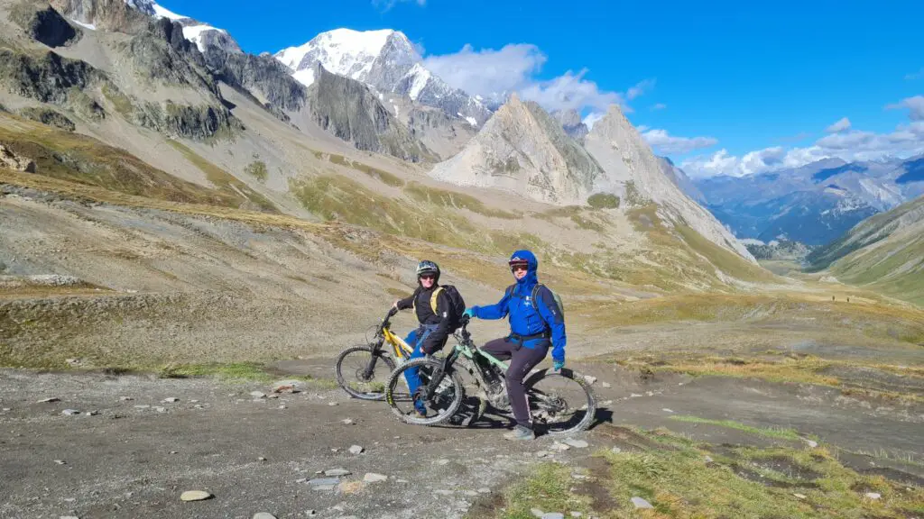 Une équipe passionnée de vélo de montagnes dans le massif des Aravis