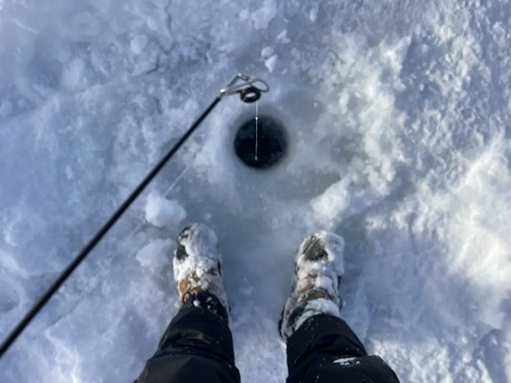Pieds exposés au froid lors d'une sortie pêche blanche en laponie suédoise
