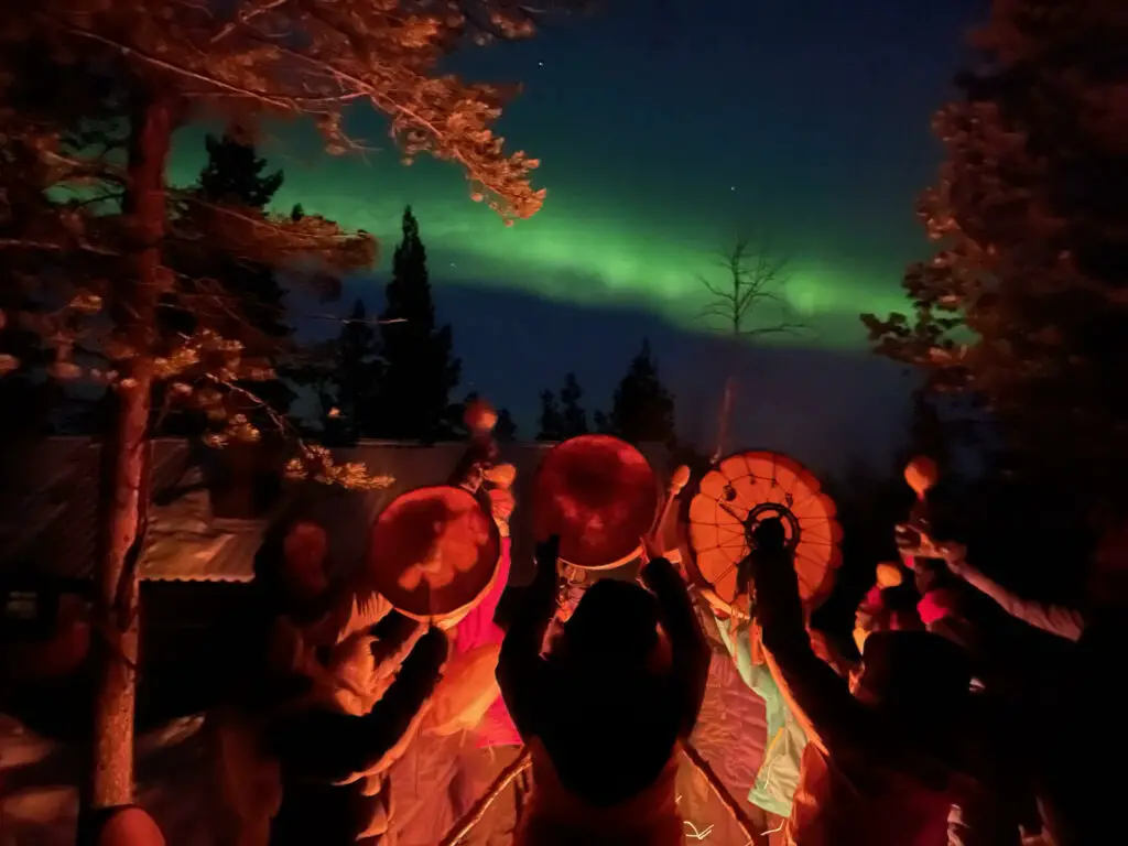 Ceremonie-chamanique-autour-du-feu-relie-aux-aurores-boreales-de-laponie-suedoise