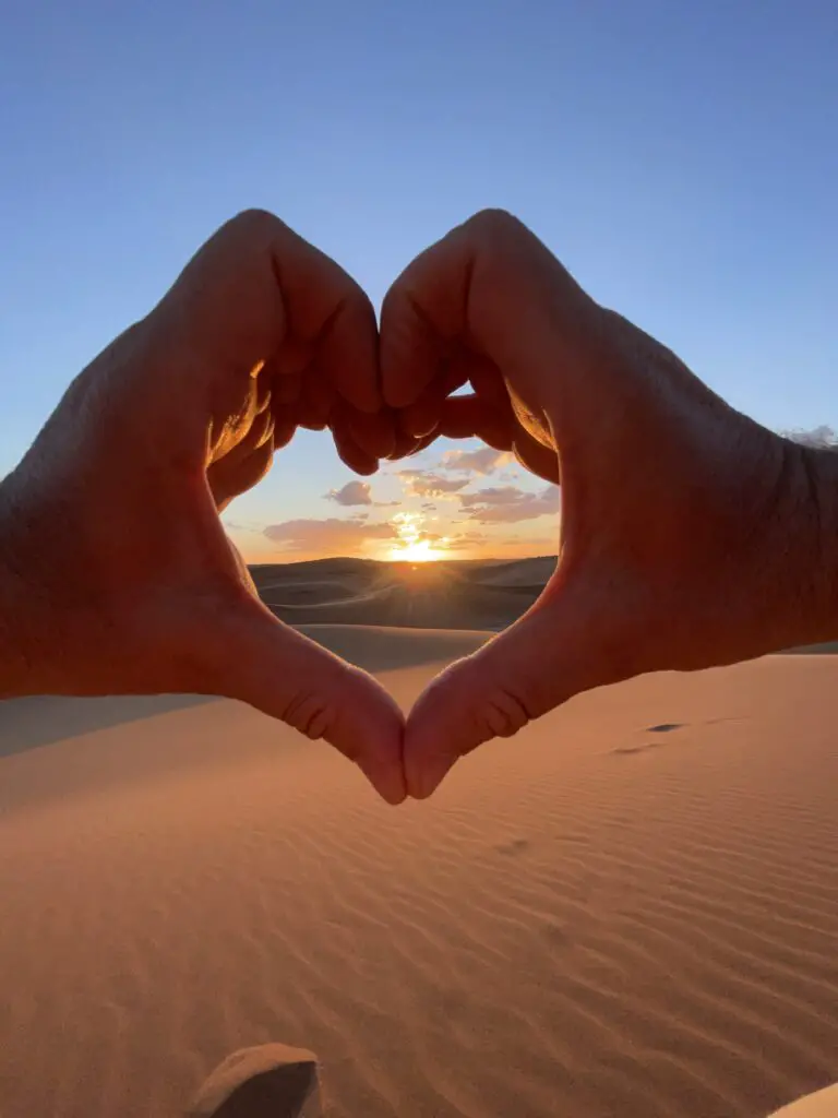 Couché de soleil sur les dunes de erg chegaga au Maroc