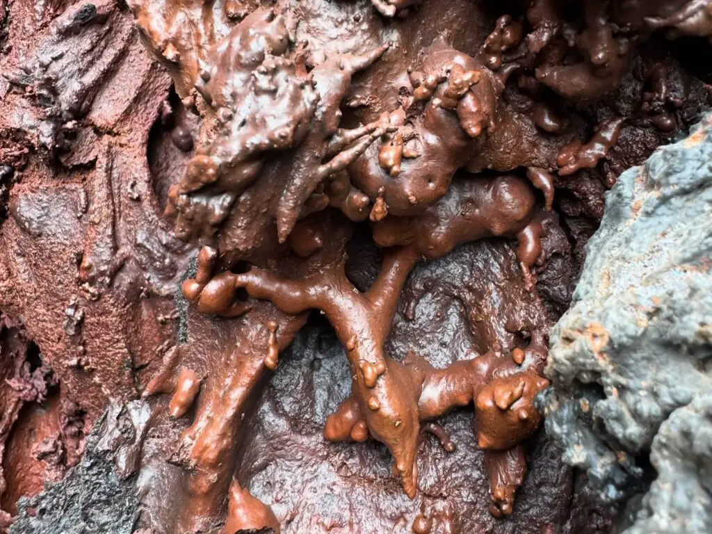 Formations géologiques surprenantes en chocolat au Massif Du Piton De La Fournaise