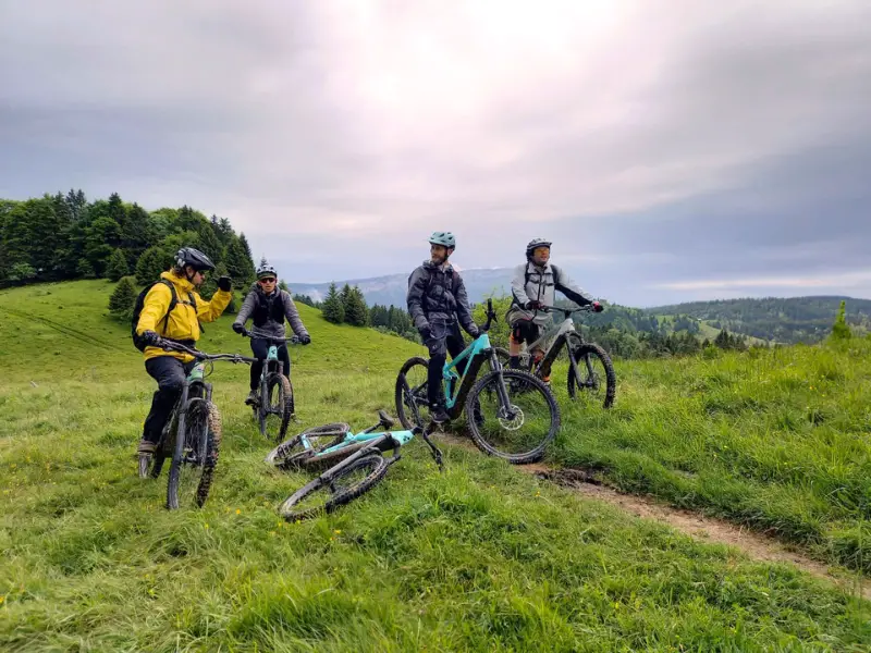 Moniteur de VTT Arav'e-Bike avec un groupe de vététistes en stage de préparation TMB ebike
