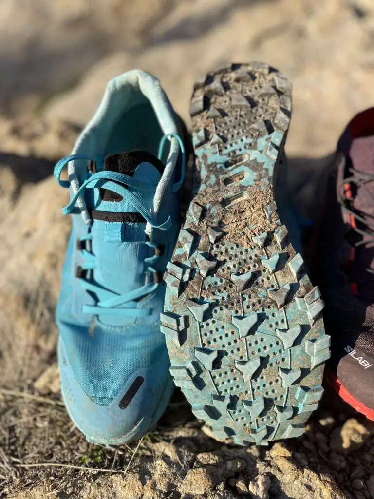 Semelle extérieure adhérence, crampons, durabilité des chaussures trail