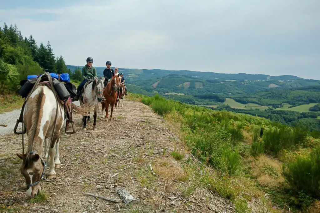 Randonnée à cheval dans le massif des Monédières en France
