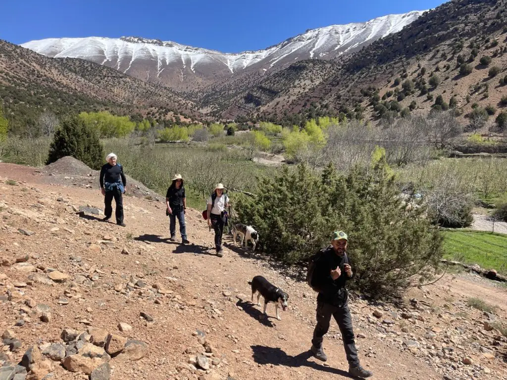 Mohamed Kherouach guide marocain de randonnée enraciné dans la vallée heureuse de l’Atlas