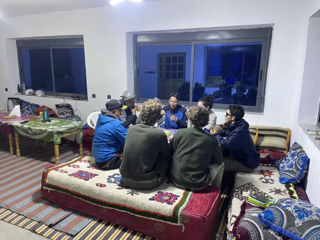 Partie de jeu UNO au gite Taghia après une session de grimpe