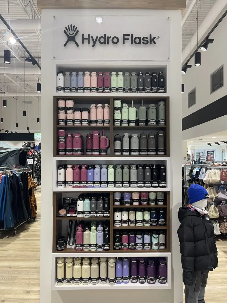 Présentoir de la gamme hydro flask une marque née pour l’aventure