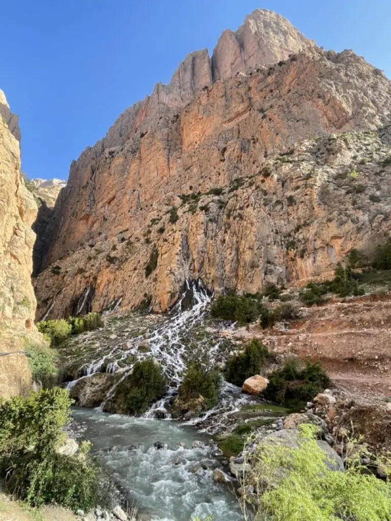 Source aux pieds des falaise de Taghia au maroc