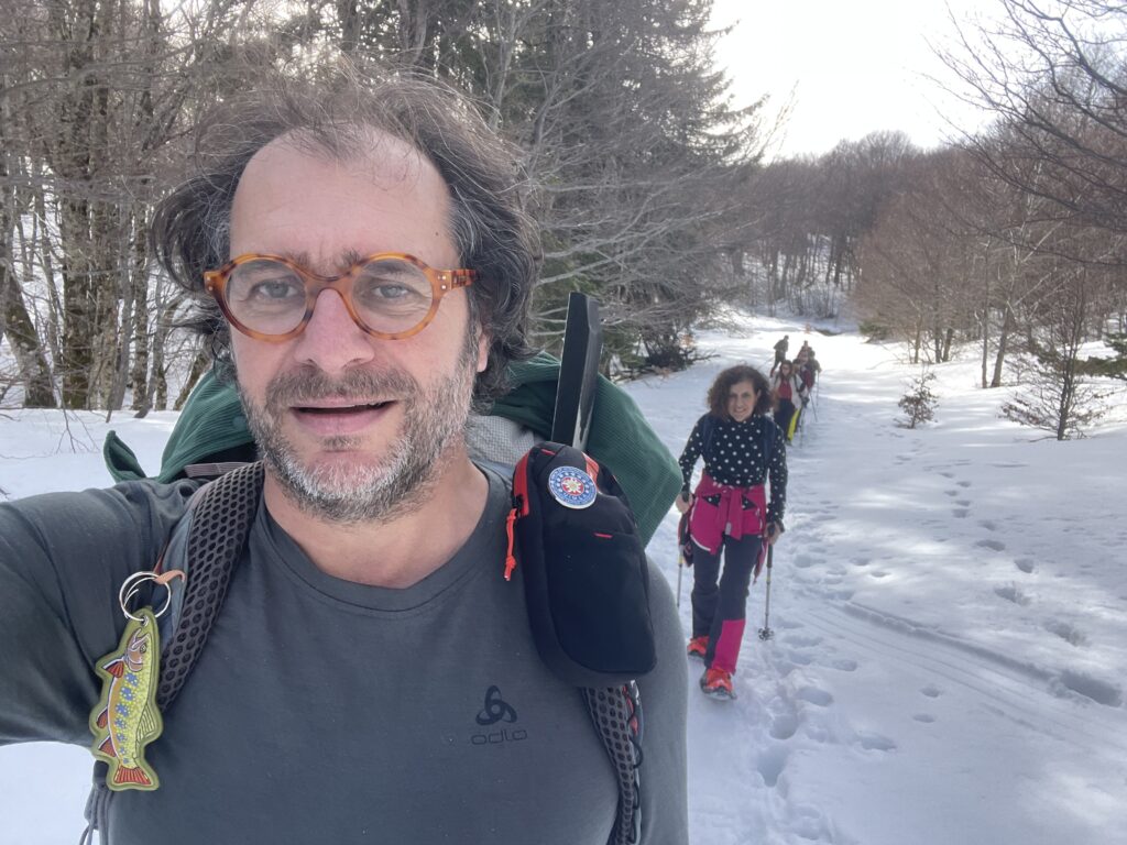 Trekking par temps froid et raquettes à neige avec les sous-vêtements en mérinos odlo