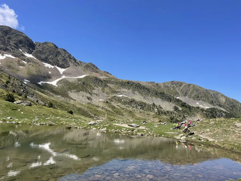 Le lac de l’Estanyo en Andorre une randonnée alpine à la journée