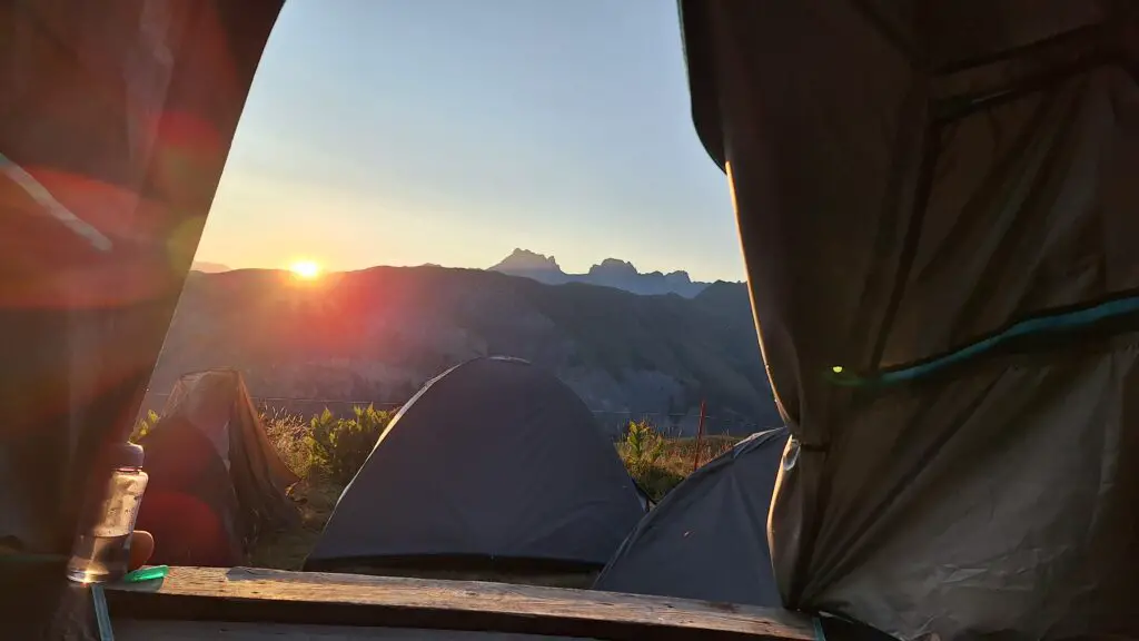 Lever de soleil derrière la Roche Partire et vue sur la Breche de Parosan. Test de la ouche de base à capuche Summit DotKnit AMK TheNorth Face, bivouac beaufortain 2