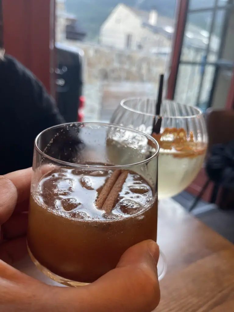 apéro saint germain spritz et verre de rhum canelle au restaurant aux granges aux Angles