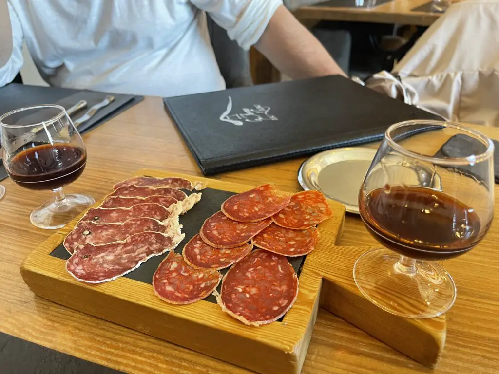 Apéro verre de garnacha avec charcuterie au restaurant la ferme des lloses à Font-Romeu