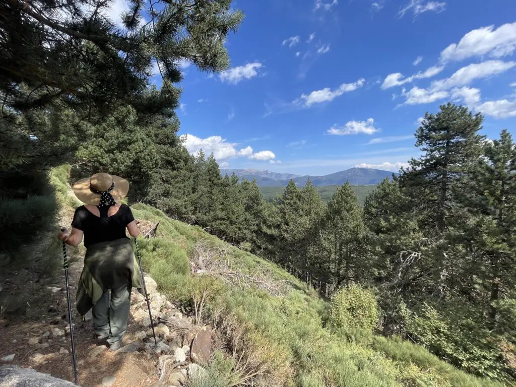 balade sur les chemins de randonnées des pyrénées catalanes au dessus des angles