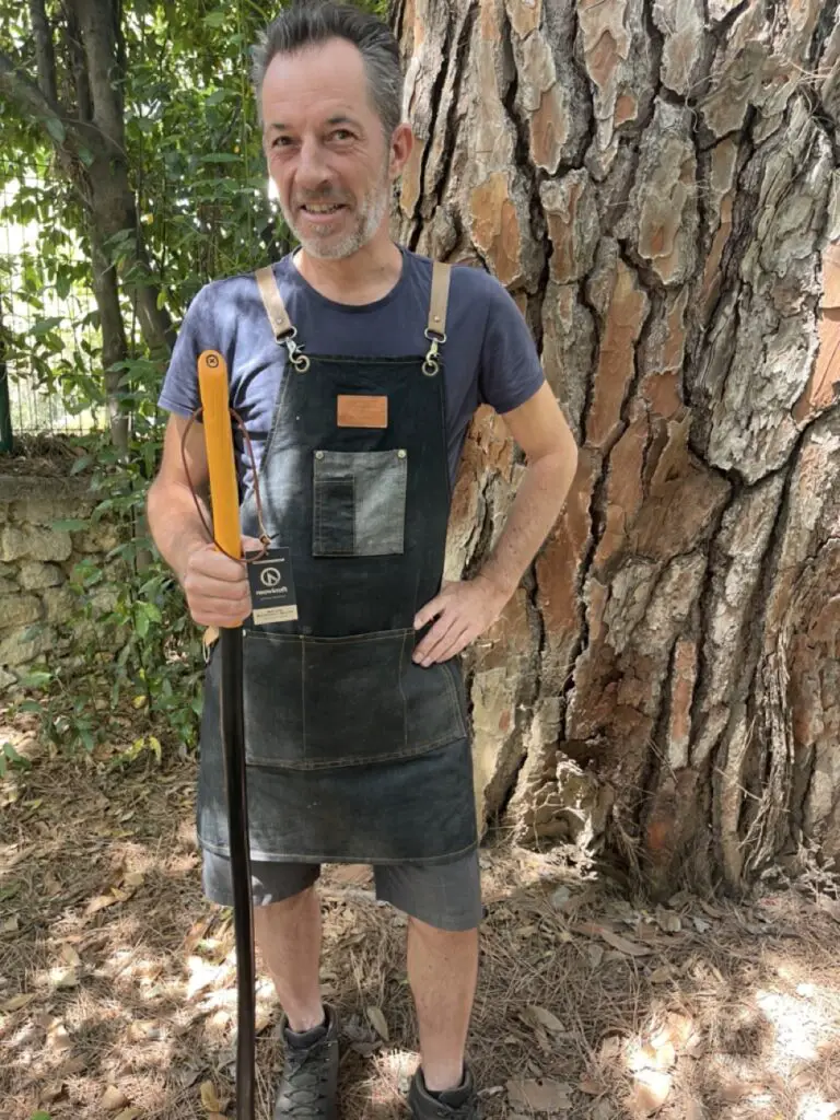Brice avec un morceau de bois brut et le Kompagnon de neowkraft