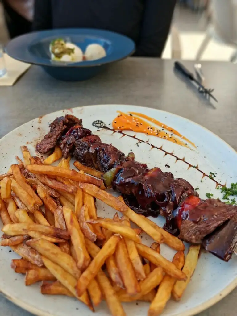 Brochettes de poulet avec frites à la kasa de l'ours aux angles