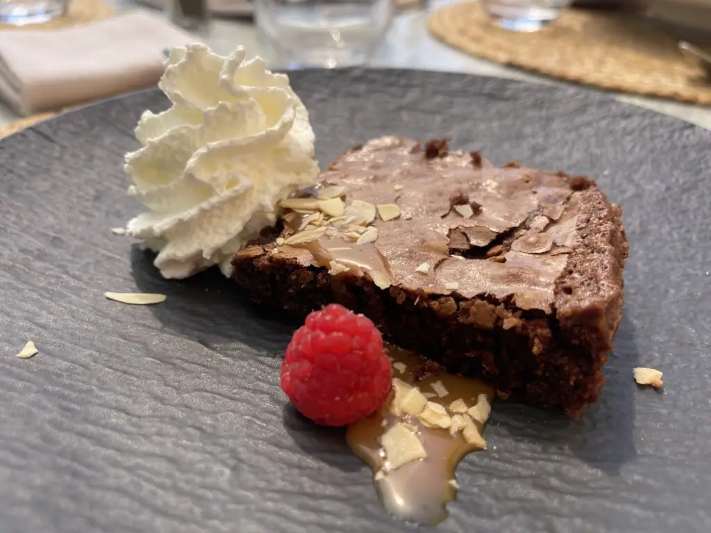 Brownie au chocolat au restaurant du llaret aux angles