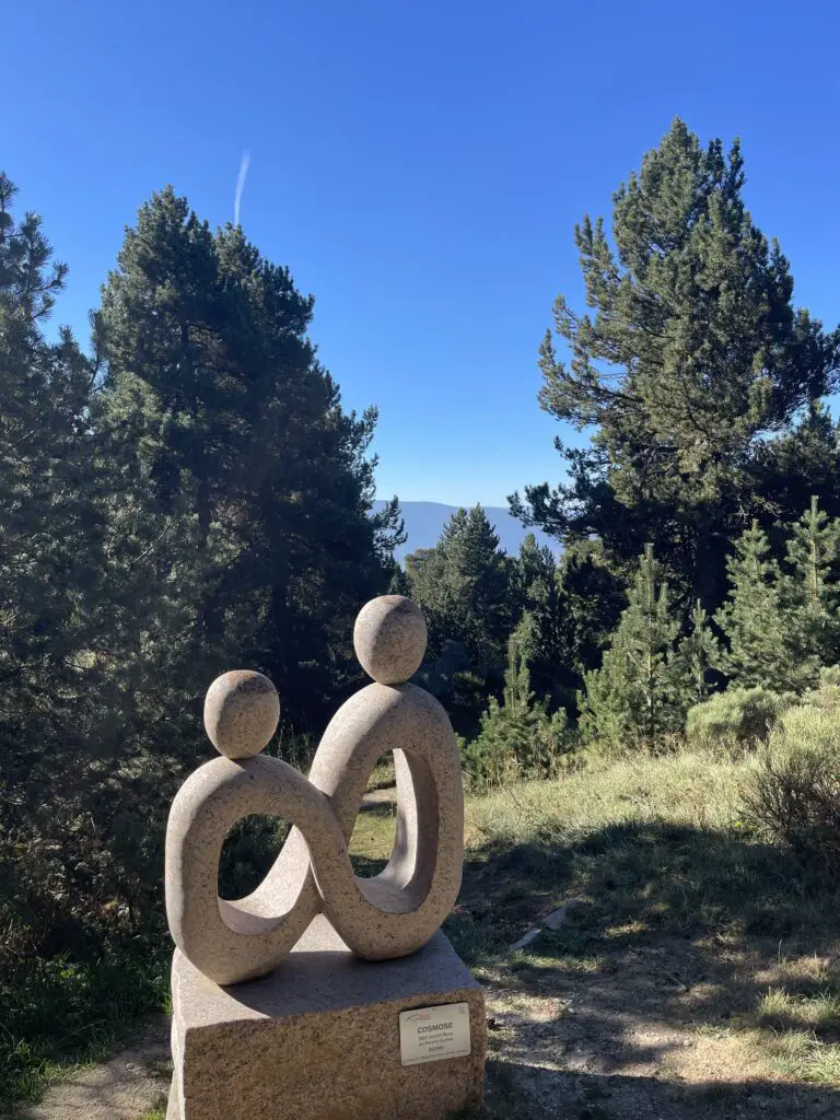 Cosmose une oeuvre de Peros Guirec en granite rose au musée sans nom de Font-romeu