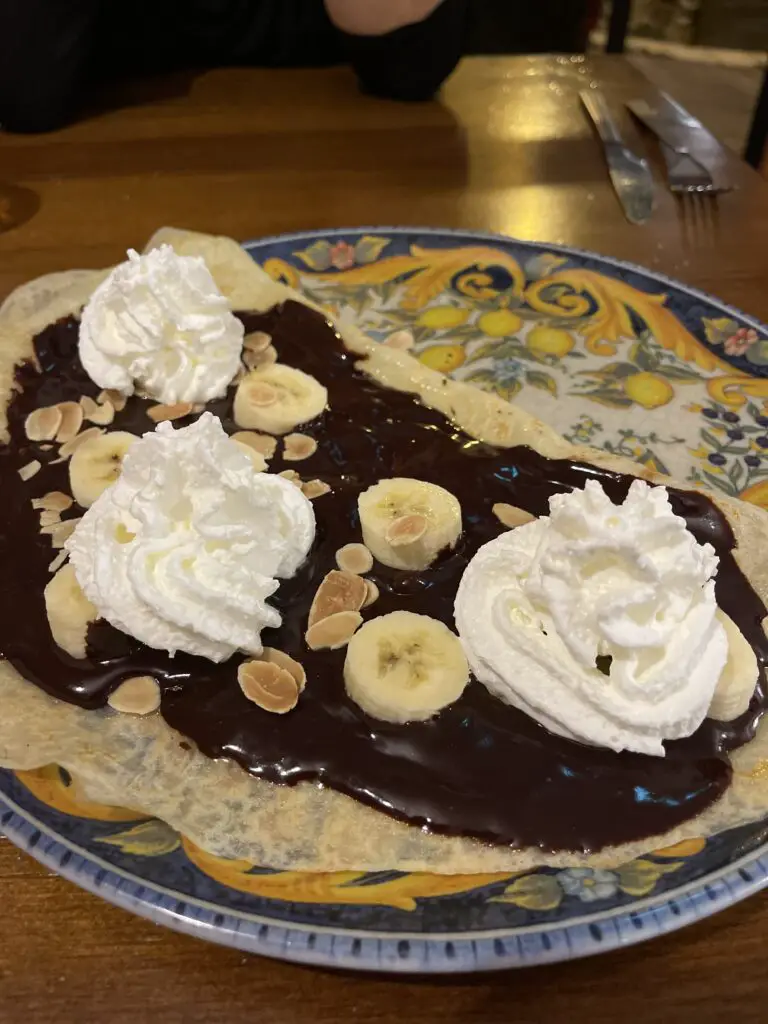 crêpe banane à la sauce chocolat incroyable au restaurant la grange aux angles