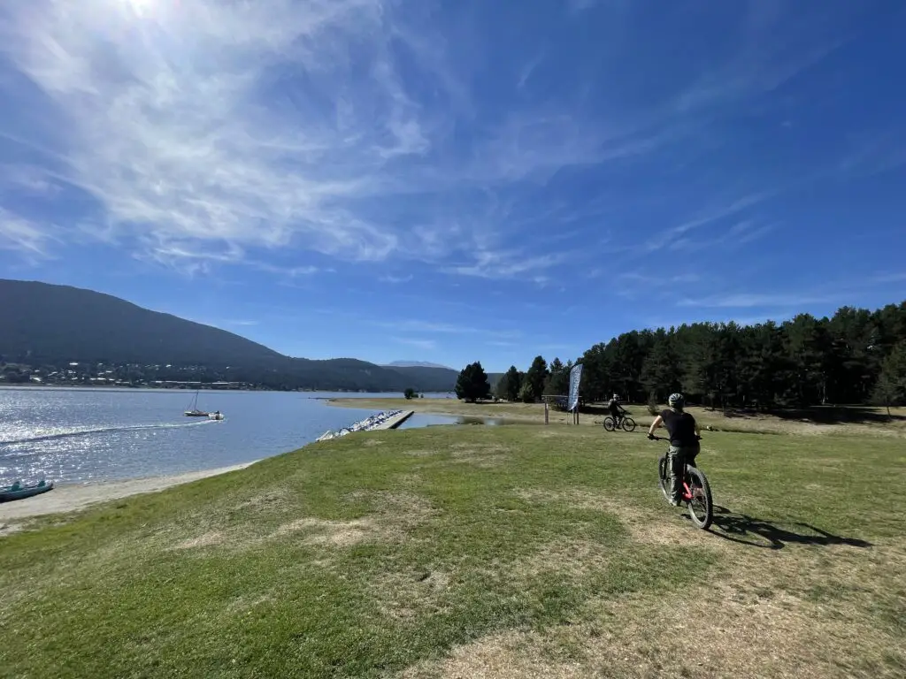 découverte du lac de matemales et de sa base nautique en vtt électrique