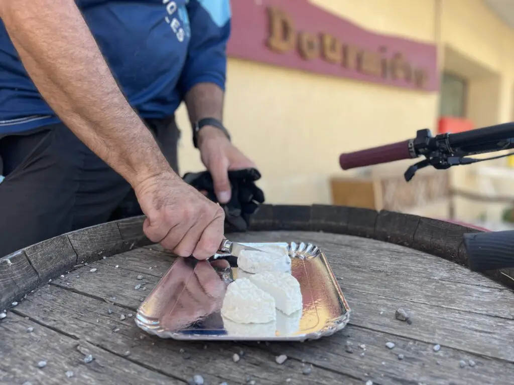 dégustation de fromage de chevre à la ferme le dourmidou à matemale