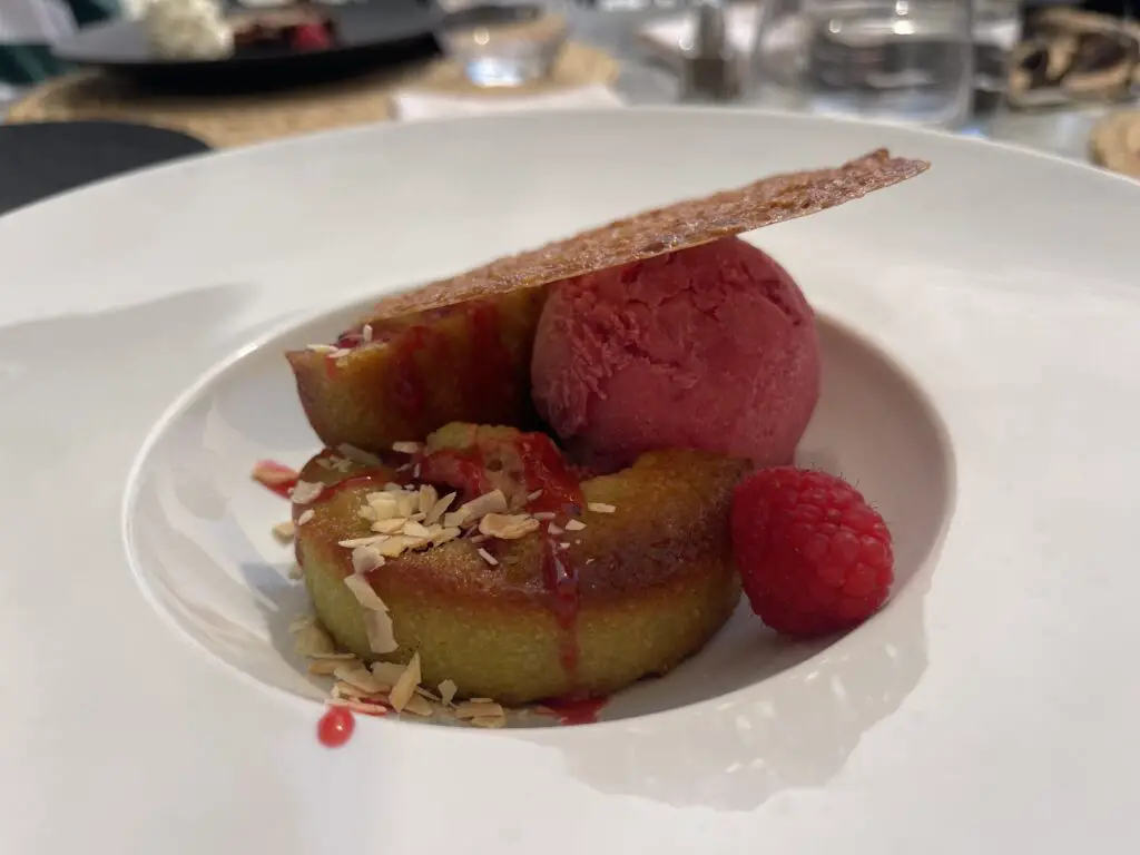 dessert aux milles saveurs au restaurant du llaret aux angles dans PO
