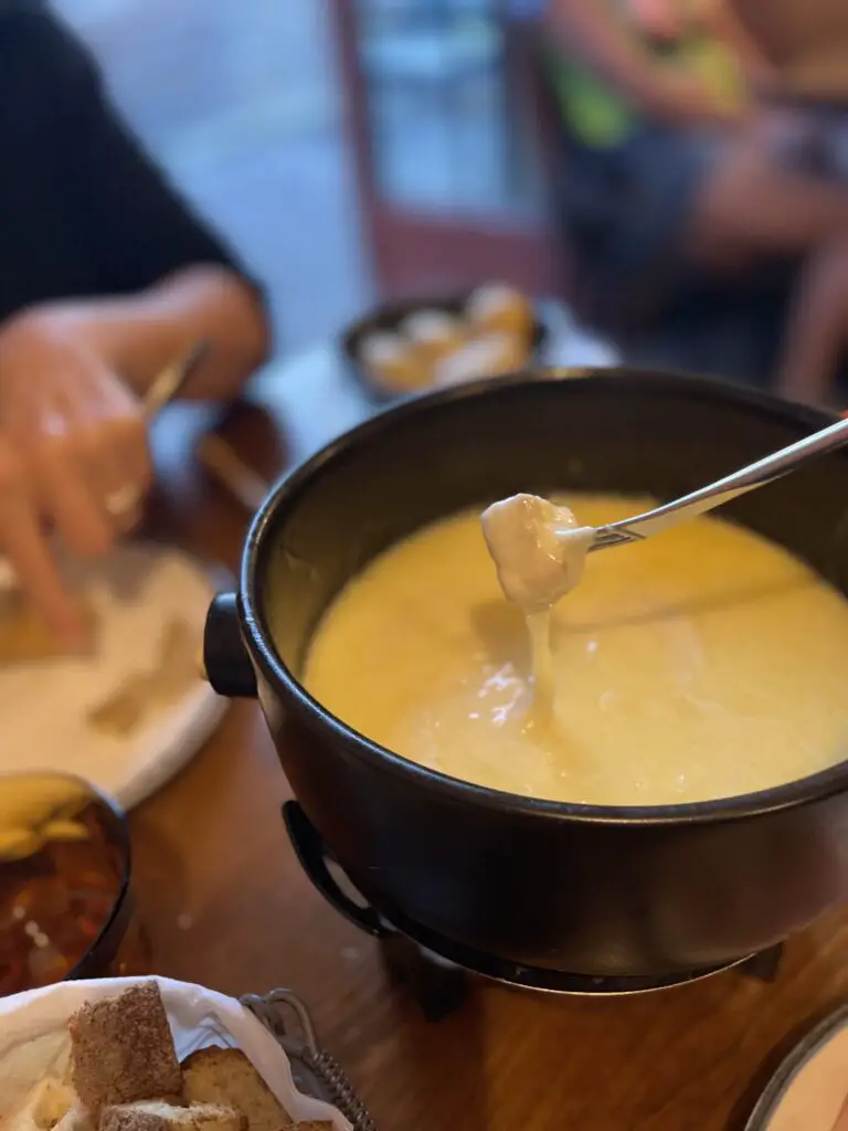 Fondue aux fromages spécialités du restaurant la grange aux angles dans les pyrénées orientales