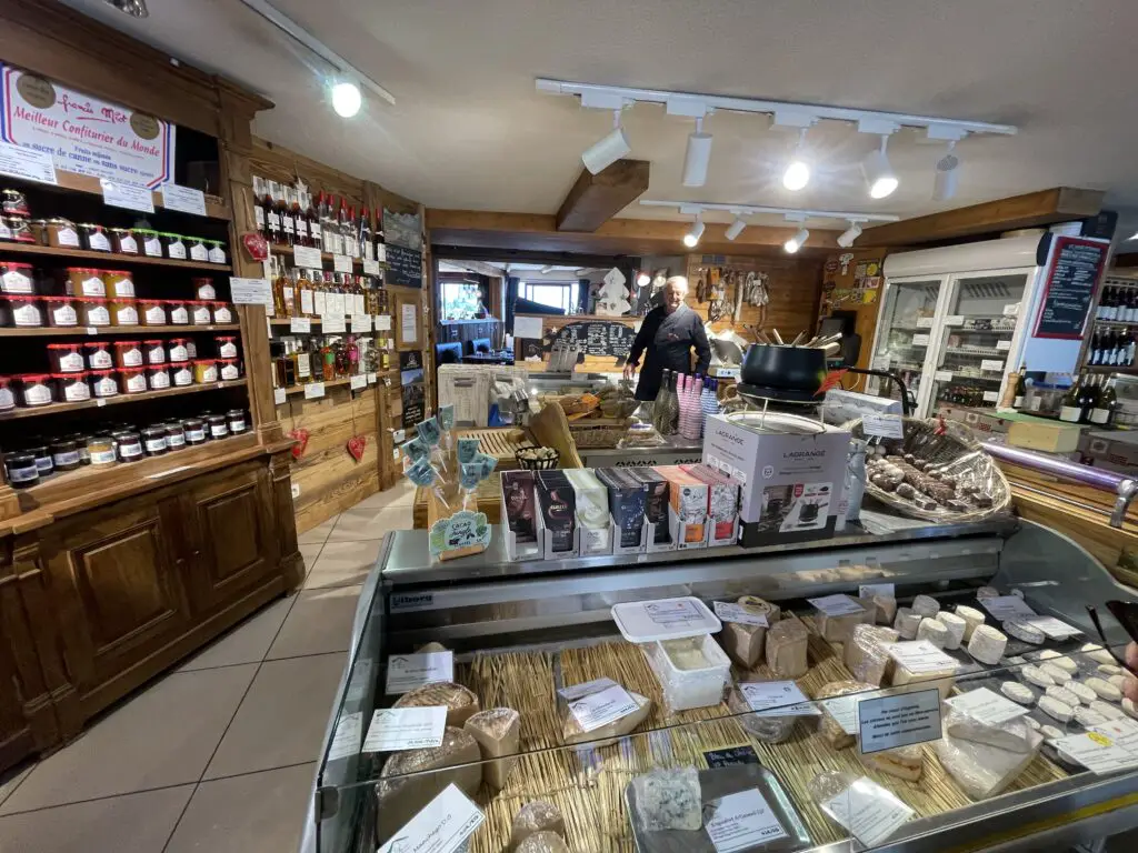 Fromagerie affineur et restaurant à la ferme des lloses à Font-romeu dans les pyrénées