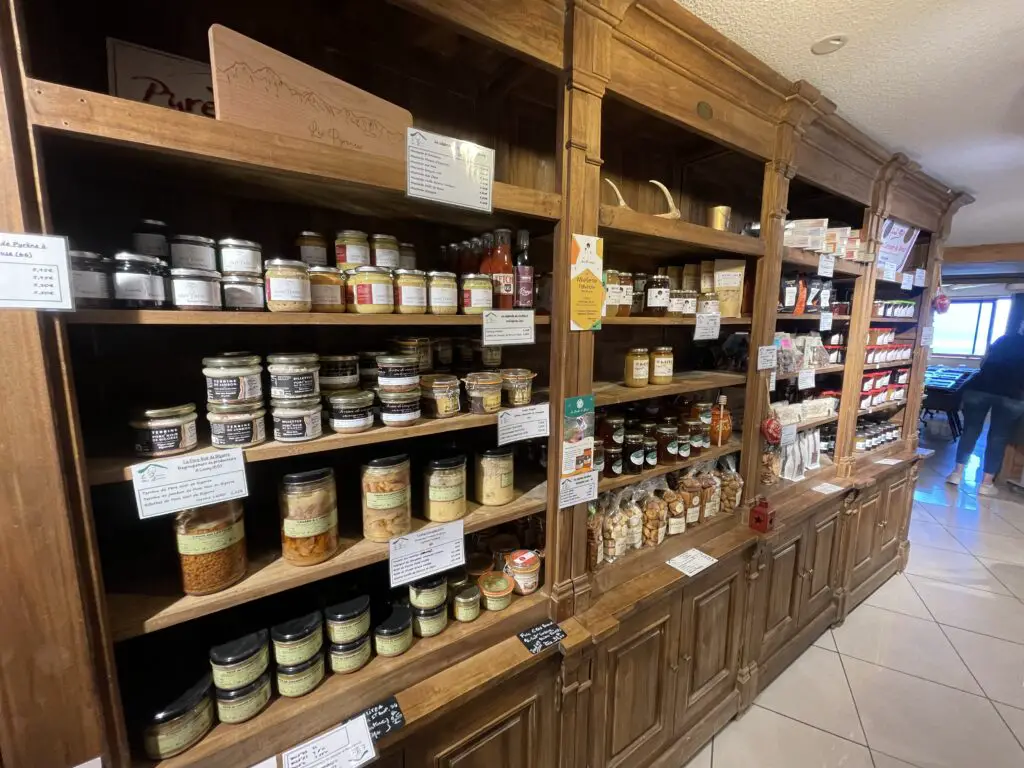 Fromagerie, epicerie, charcuterie à la ferme des lloses à Font-romeu dans les pyrénées