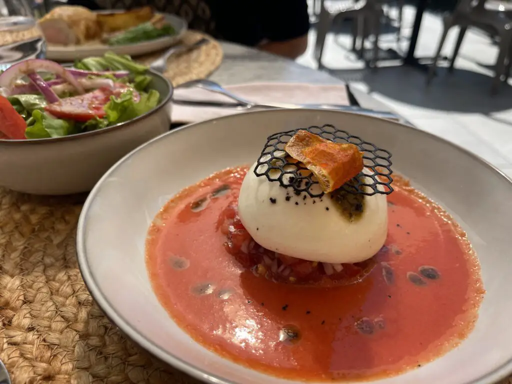 gaspacho et sa burrata au restaurant du llaret aux angles