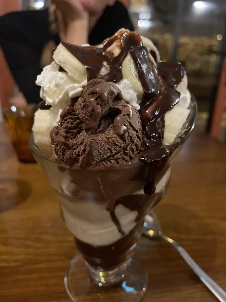 glace à la sauce chocolat incroyable au restaurant la grange aux angles