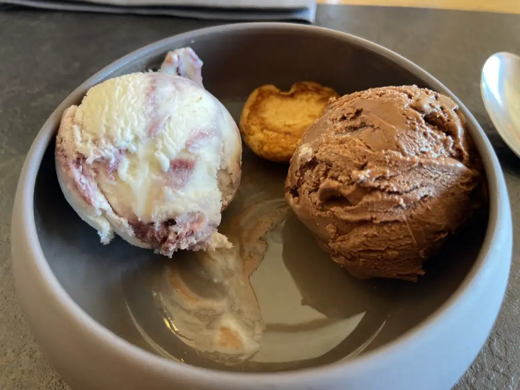glace locale et bio aux fruits rouge et sorbet chocolat à la ferme des lloses à Font-Romeu
