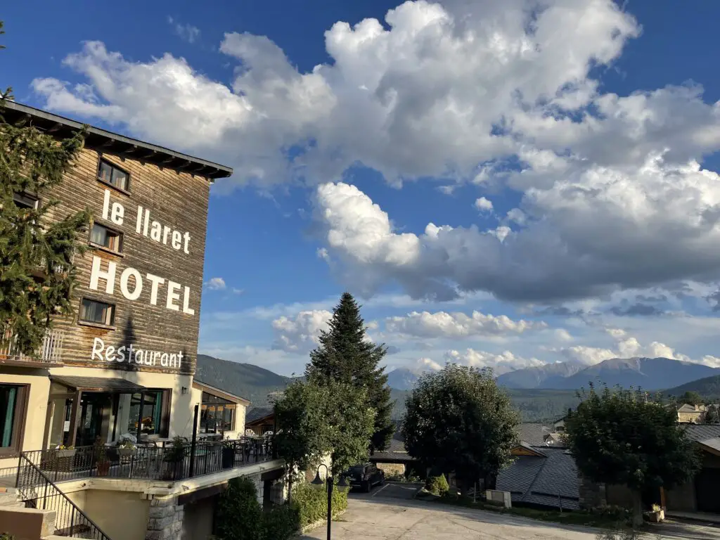 Hotel et restaurant le Llaret aux angles avec vue sur le lac de matemale
