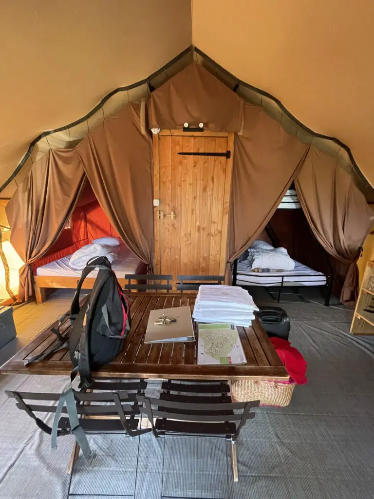 intérieur tente cosy camping Huttopia