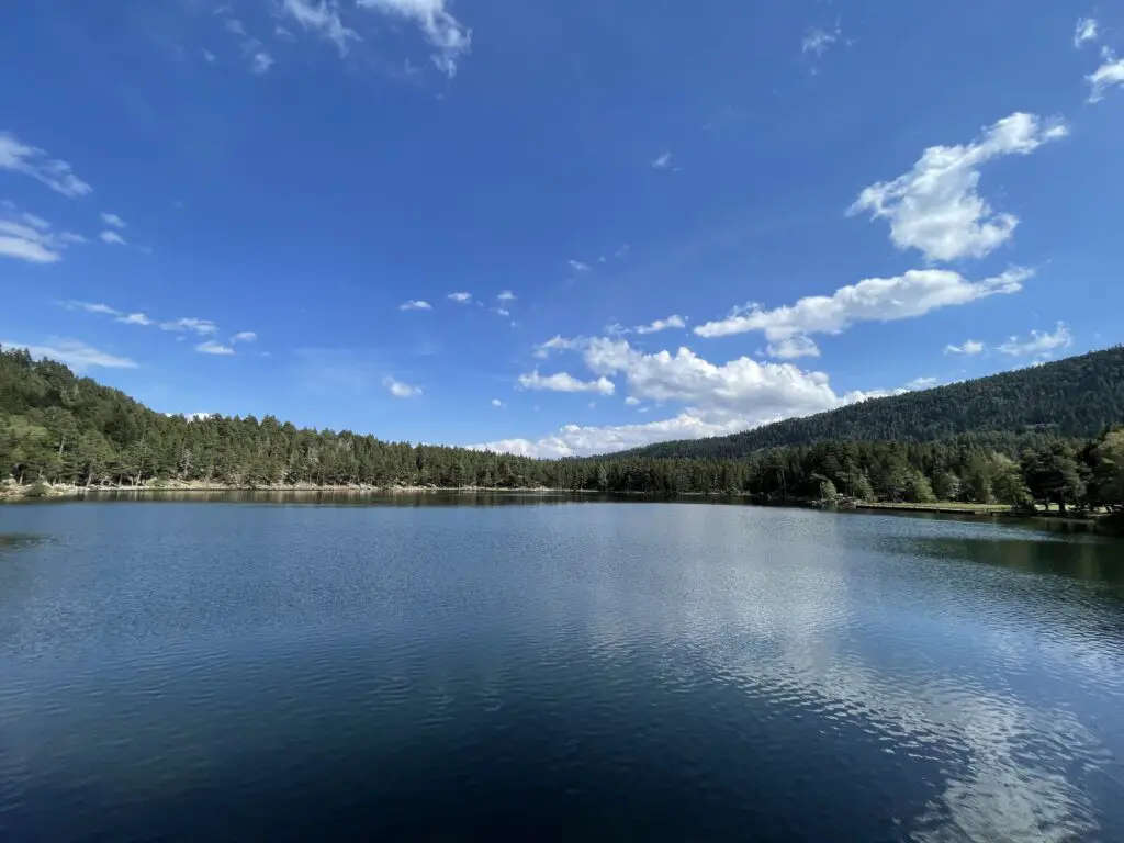 le lac de balcère pres des angles dans les pyrénées orientales