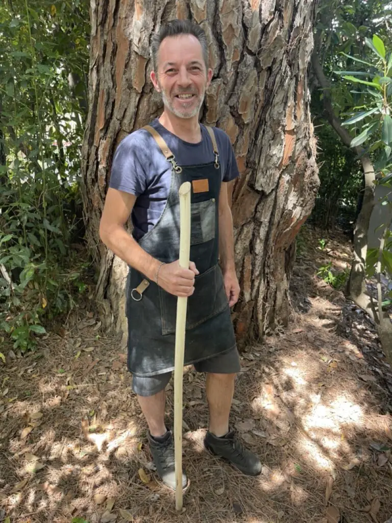 morceau de bois brut avant de devenir le Kompagnon un baton de marche pour la randonnée