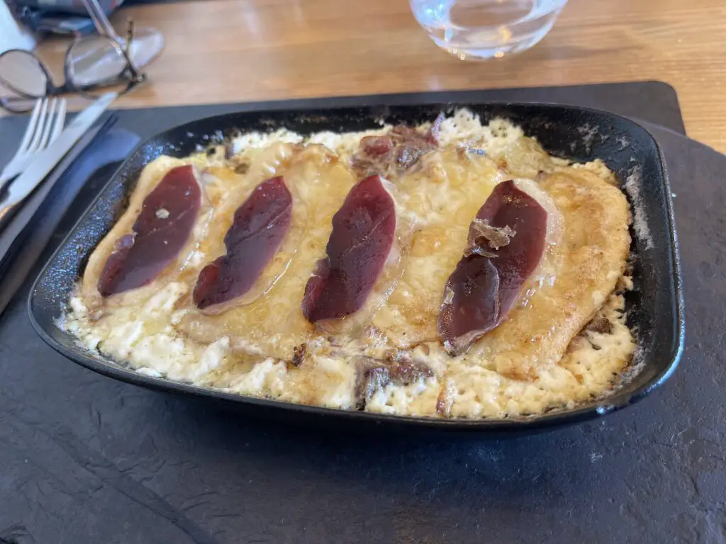 plat à la pomme de terre et magret de canard au restaurant la ferme des lloses en cerdagne à font-romeu