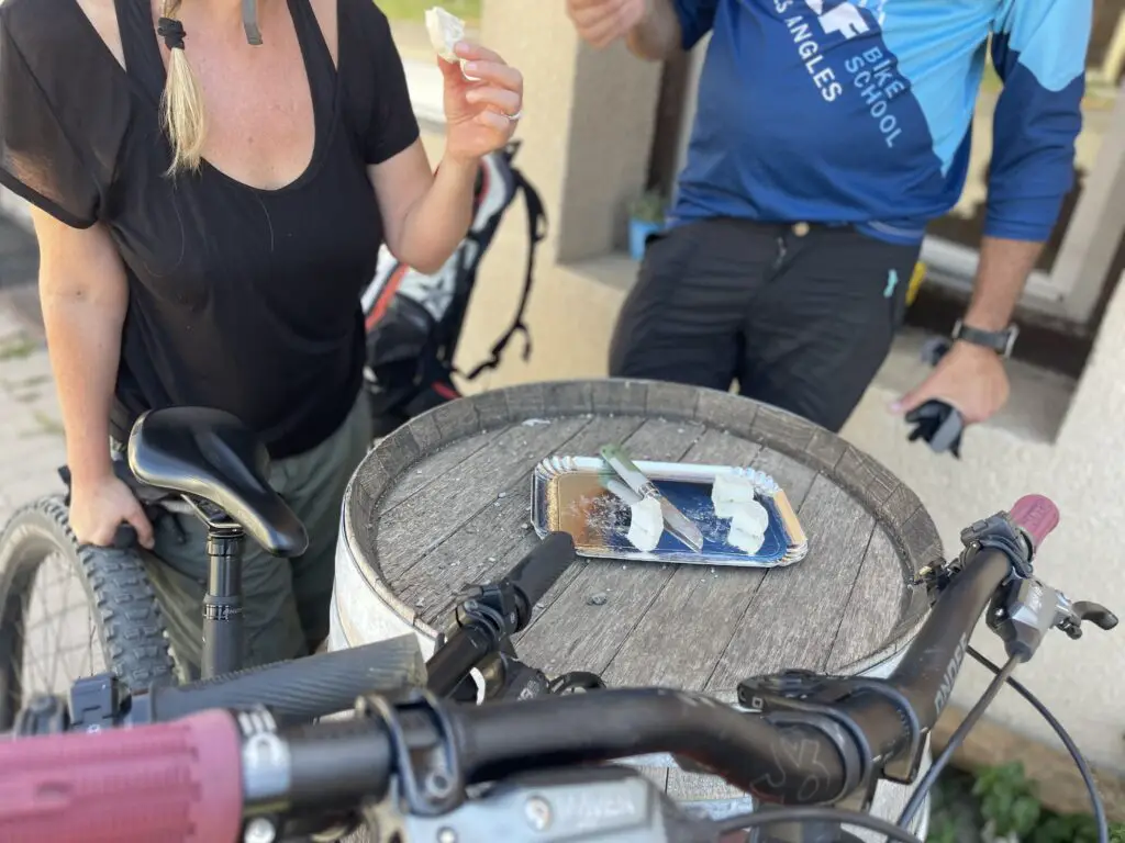 rando vtt et decouverte du terroir à la ferme le dourmidou à matemale dans les pyrénées