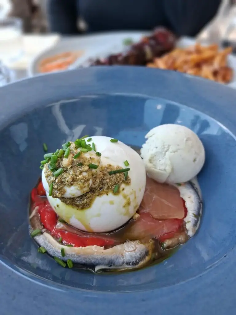 salade burratas avec anchoix et glace thym à la kasa de l'ours aux angles