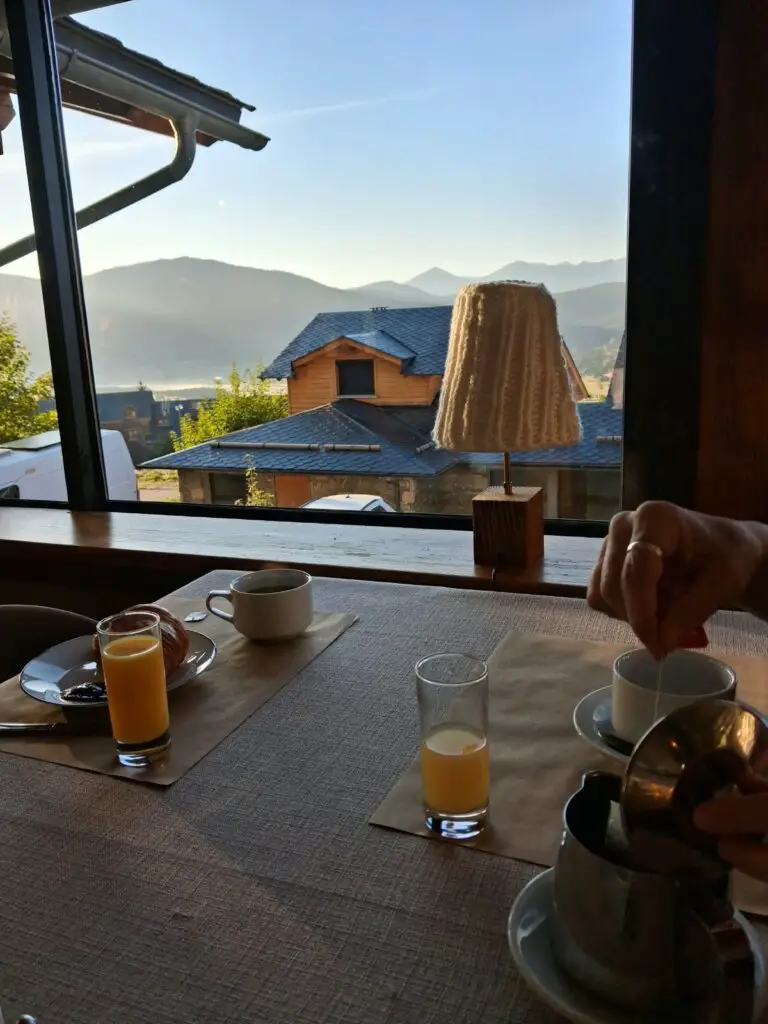 salle du PDJ à l'hotel du Llaret aux angles dans le capcir