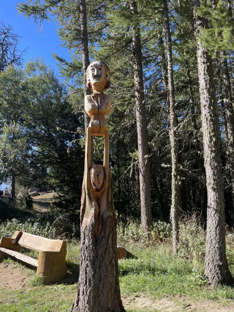 sculpture en bois représentant salvador dali au musée sans mur à font-romeu