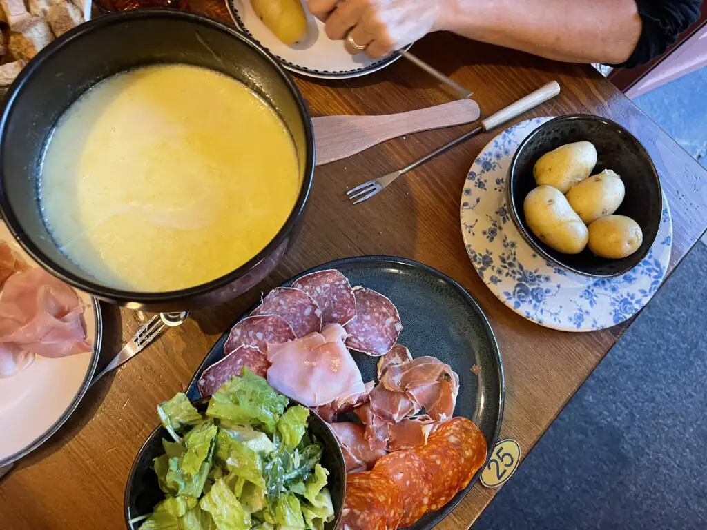 Une fondue aux fromages qui coche toutes les cases au restaurat aux granges des angles dans les pyrénées